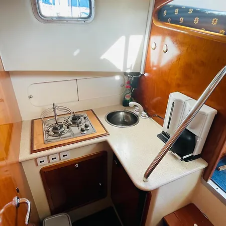 Romantic Boat On The Tagus River Botel Lisbona